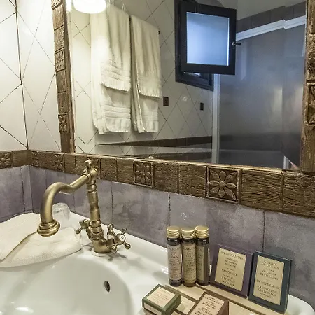 Ostra Menalon Luxury בית הארחה Kardharás