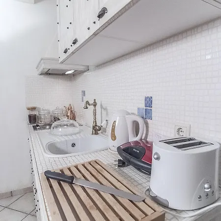 Ostra Menalon Luxury בית הארחה 4*